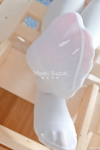 Misaki Suzuki 在床上被哥哥挠脚心 [13P-3M]